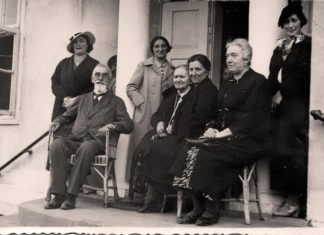 Зліва: Кость Левицький, жінка Ольга, ззаду: дочки – Дарія, Марія, Ірена.