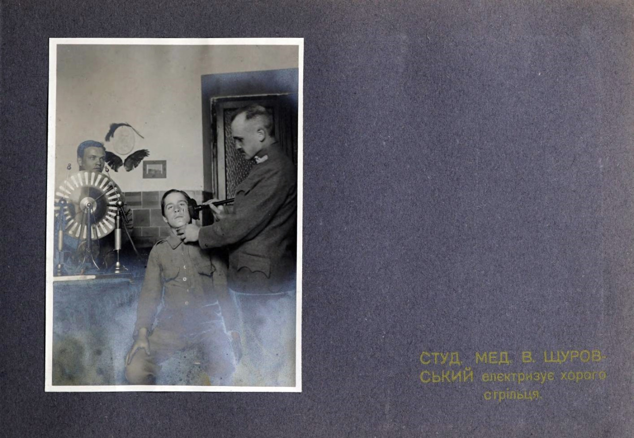 Дім Захисту УСС. Студ. мед. В. ЩУровський електризує хворого стрільця, 1915-16 рр.