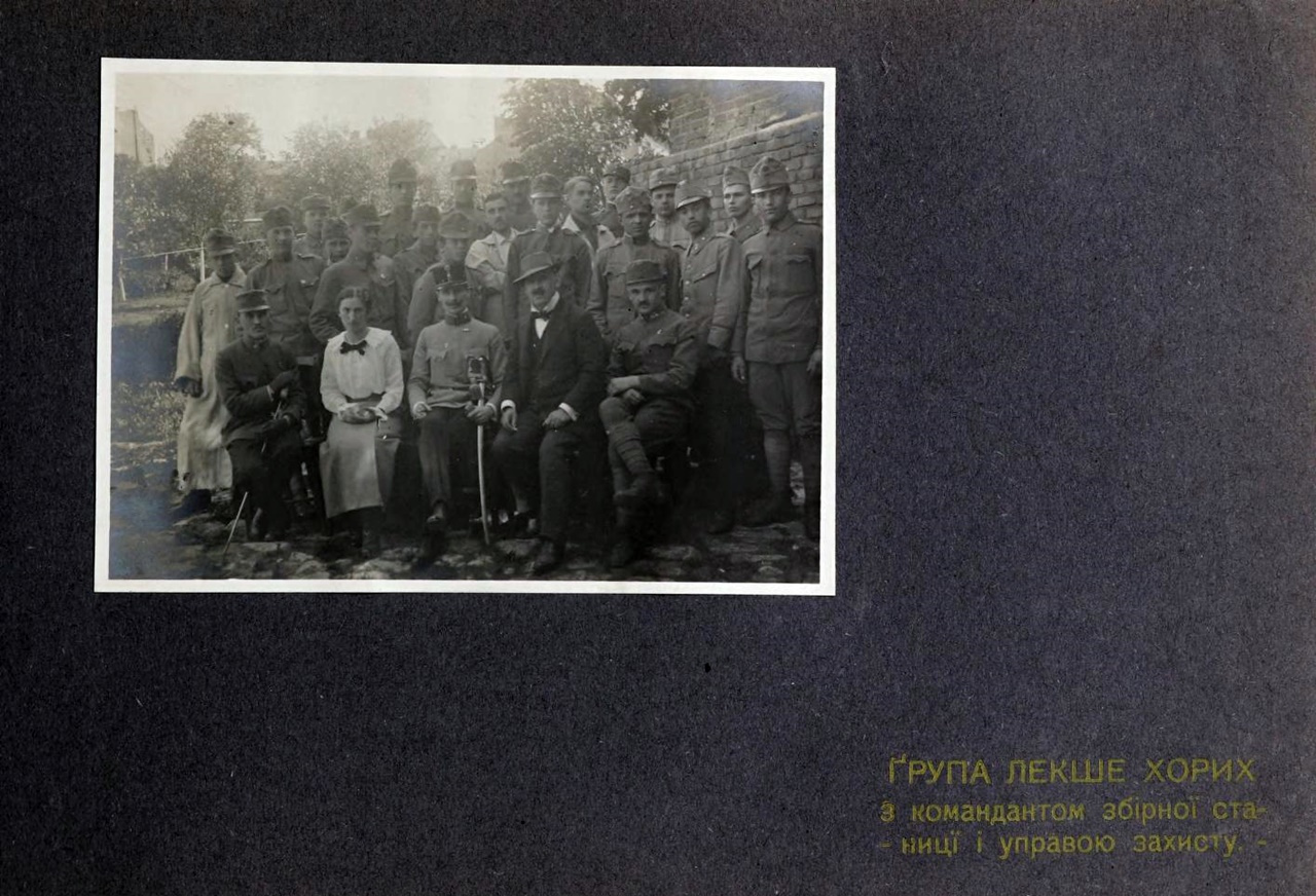 Дім Захисту УСС. Група легше хворих з командантом збірної станиці і управою захисту, 1915-16 рр.