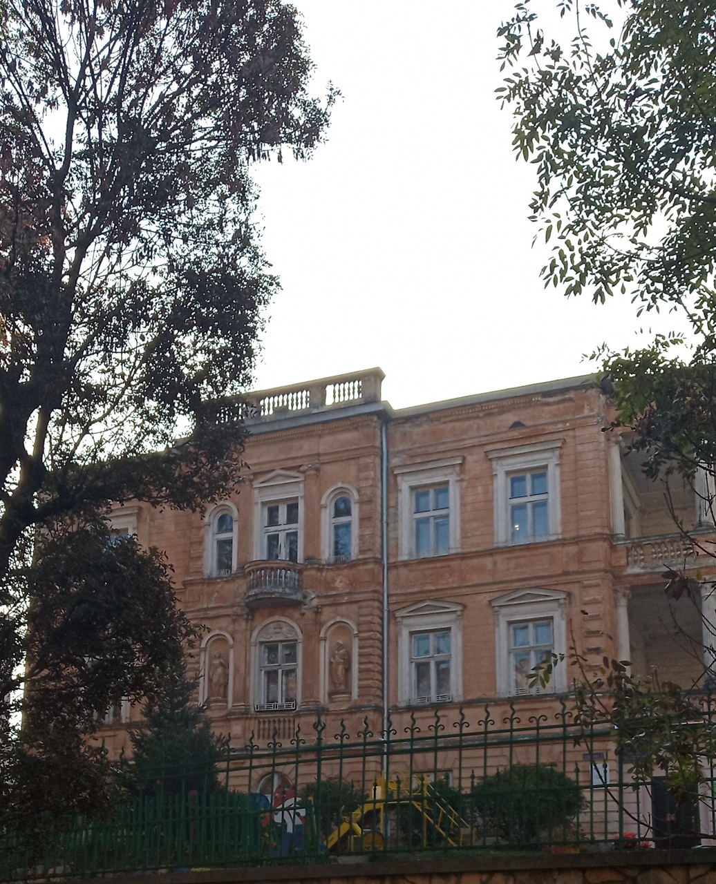 Дитяче поліклінічне відділення, вул.Паркова, 1. Фото Мар’яни Іванишин.