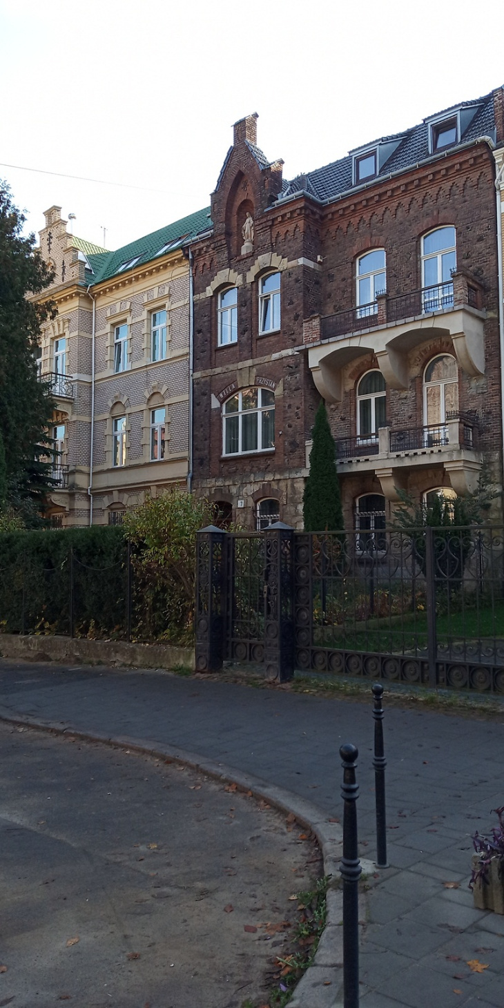 Будинки №5 та №7 (вілла ‘‘Пристань’’). Фото Мар’яни Іванишин. 