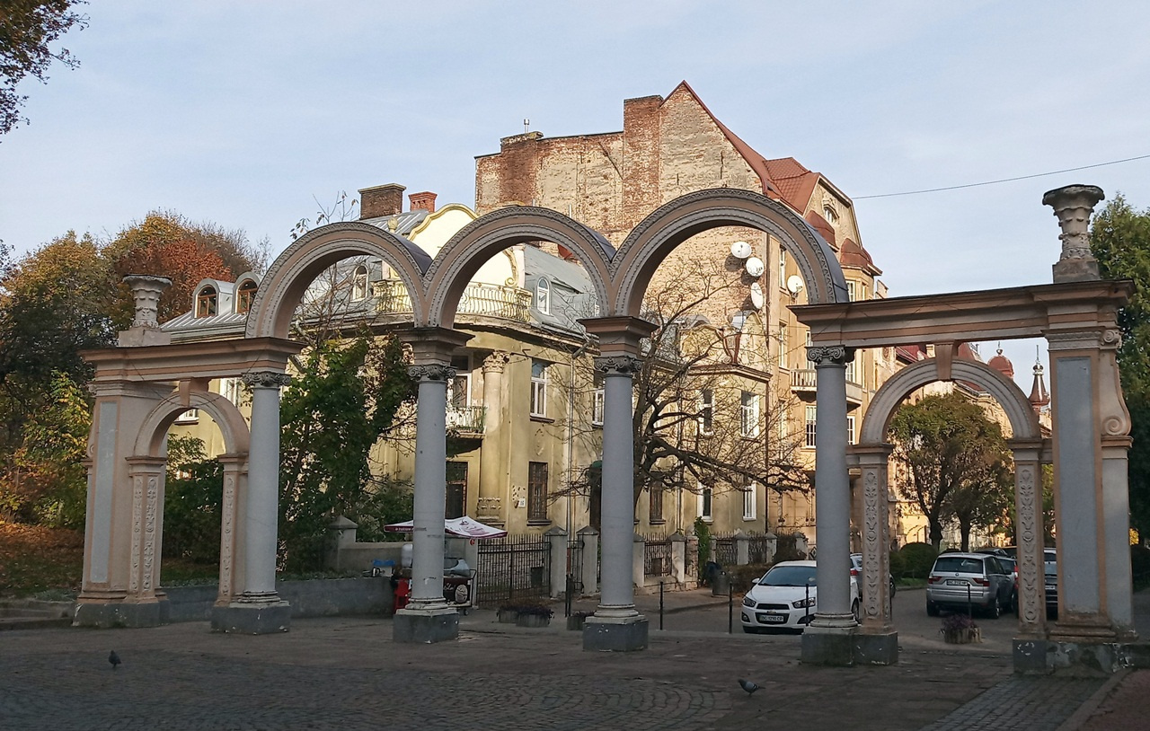 Вигляд аркади зі сторони Стрийського парку. Фото Мар’яни Іванишин. 