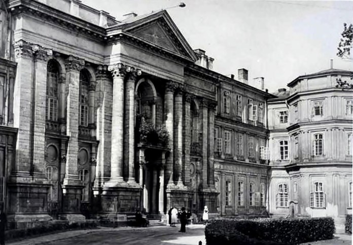 Загальний шпиталь у Львові, 1930-ті рр. Фото з https://photo-lviv.in.ua