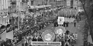 Львів у святкових колонах демонстрантів 7 листопада... Фото Володимира Дубаса