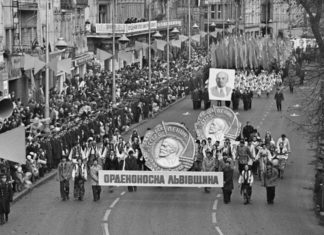 Львів у святкових колонах демонстрантів 7 листопада... Фото Володимира Дубаса