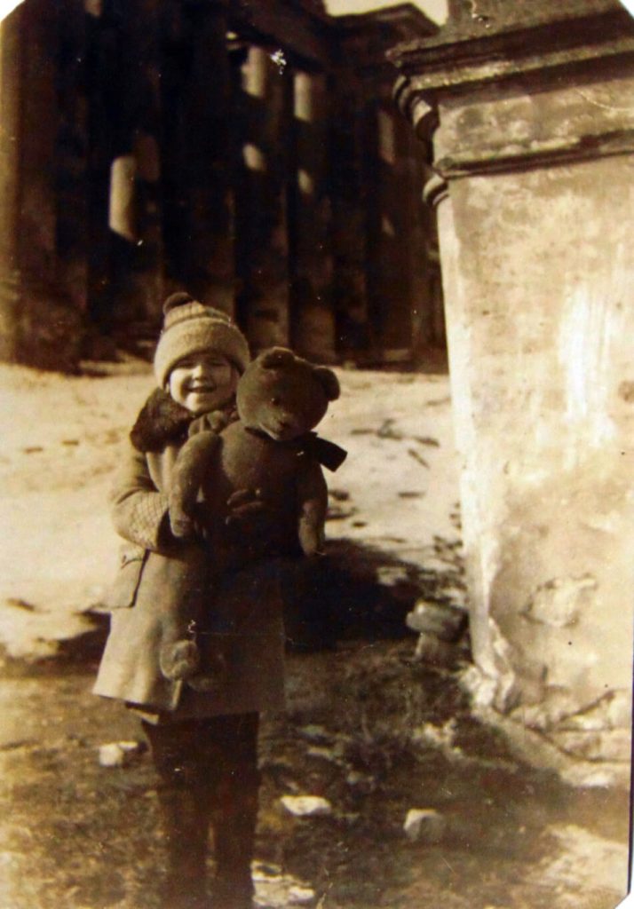 Надія біля руїн палацу в Рівному