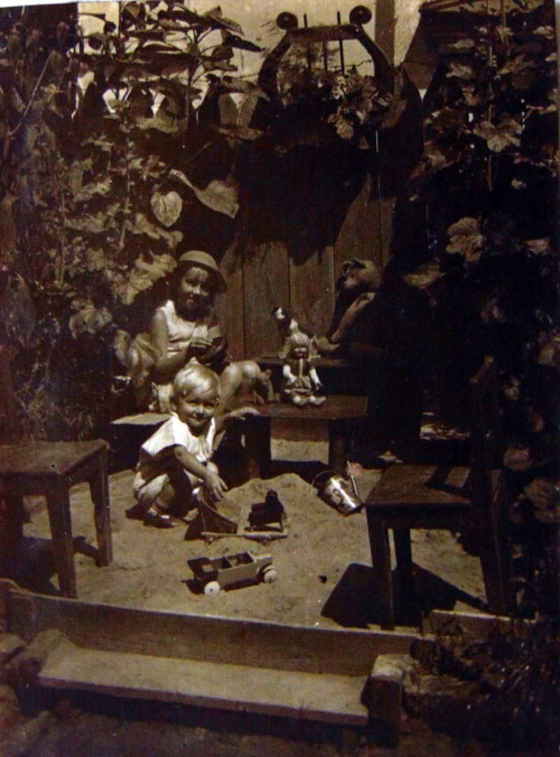 Надя і Володя Косміаді бавляться у дворі будинку на вул. Круча, 3. Фото, 1930-і роки