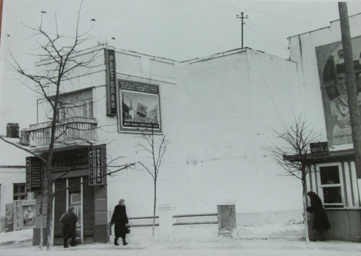 Ресторан “Весна”, за окупації – “Дойчегоф”. Знаходився на розі сучасних Соборної і Сагайдачного