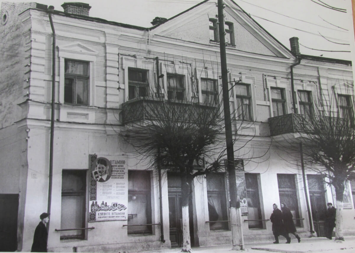 Так у 1940-і виглядав будинок, що навпроти Свято-Воскресенського собору, зберігся донині