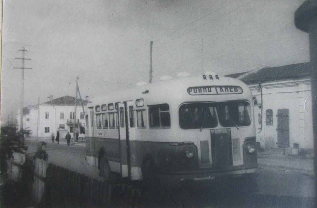 Рейсовий автобус до Києва на вулицях повоєнного Рівного