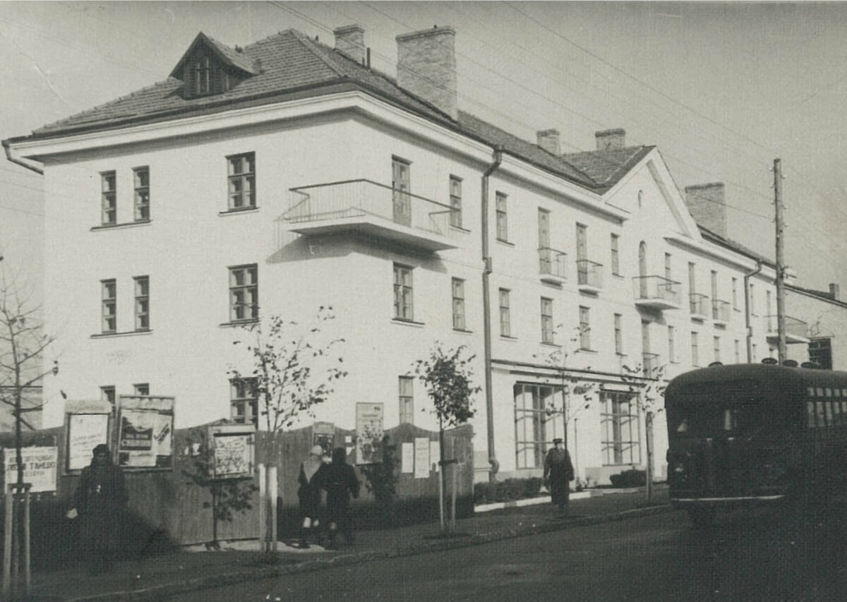 овобудова 1940-х, будинок поруч із гастрономом “Ровно”. Щоправда, самого гастроному ще немає