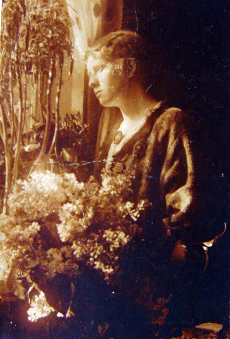 Бригітта Косміаді, Рівне, 1925 рік