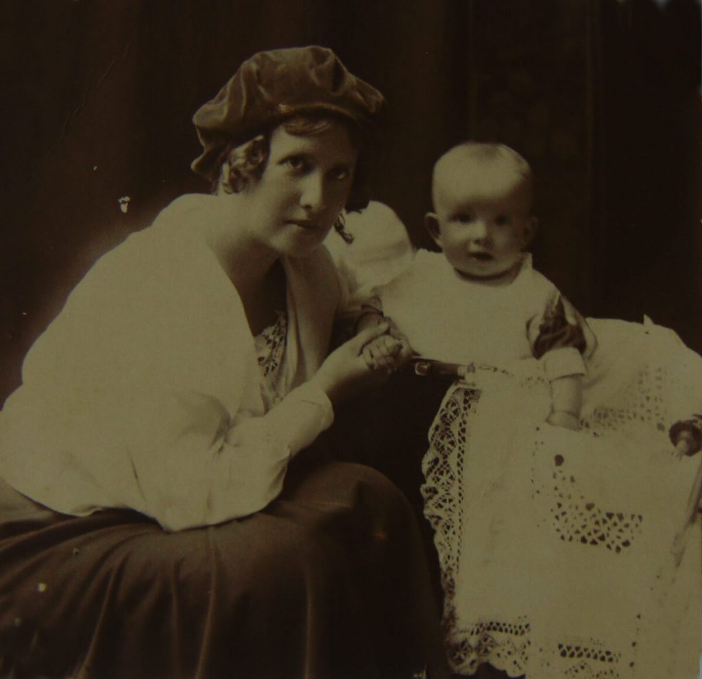 Маленька Надія з мамою Бригіттою, 1924 рік