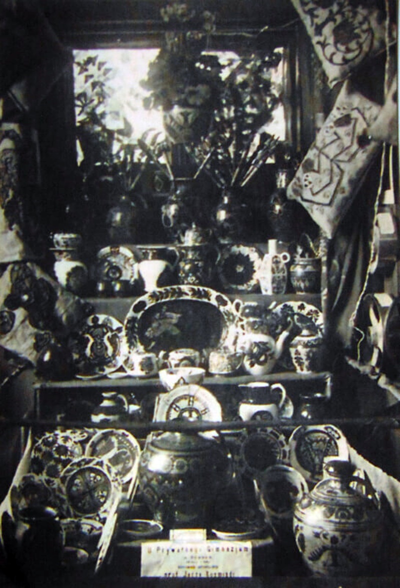 Фрагмент мистецької виставки в домі Косміаді. Рівне, вул. Круча,3, 1930-і роки 