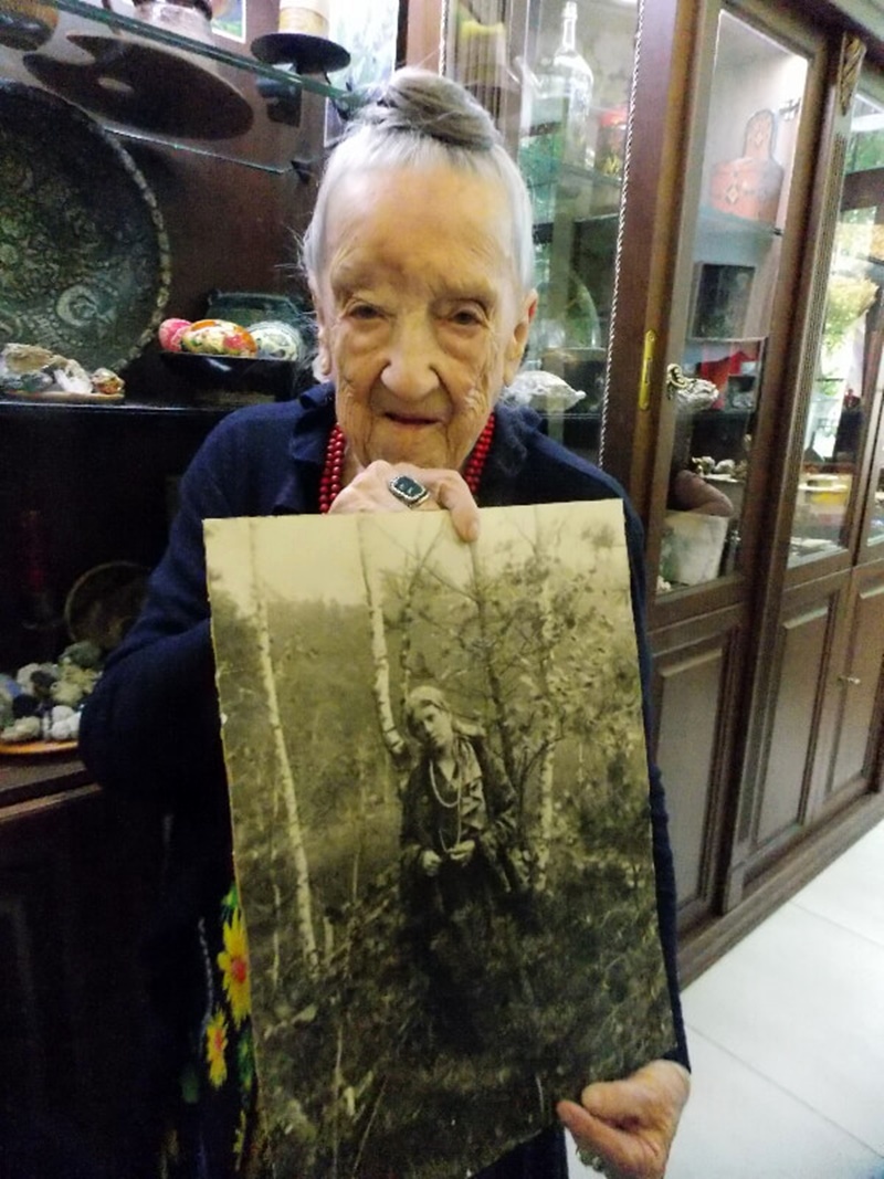 Пані Надія показує велике фото своєї мами Бригітти 