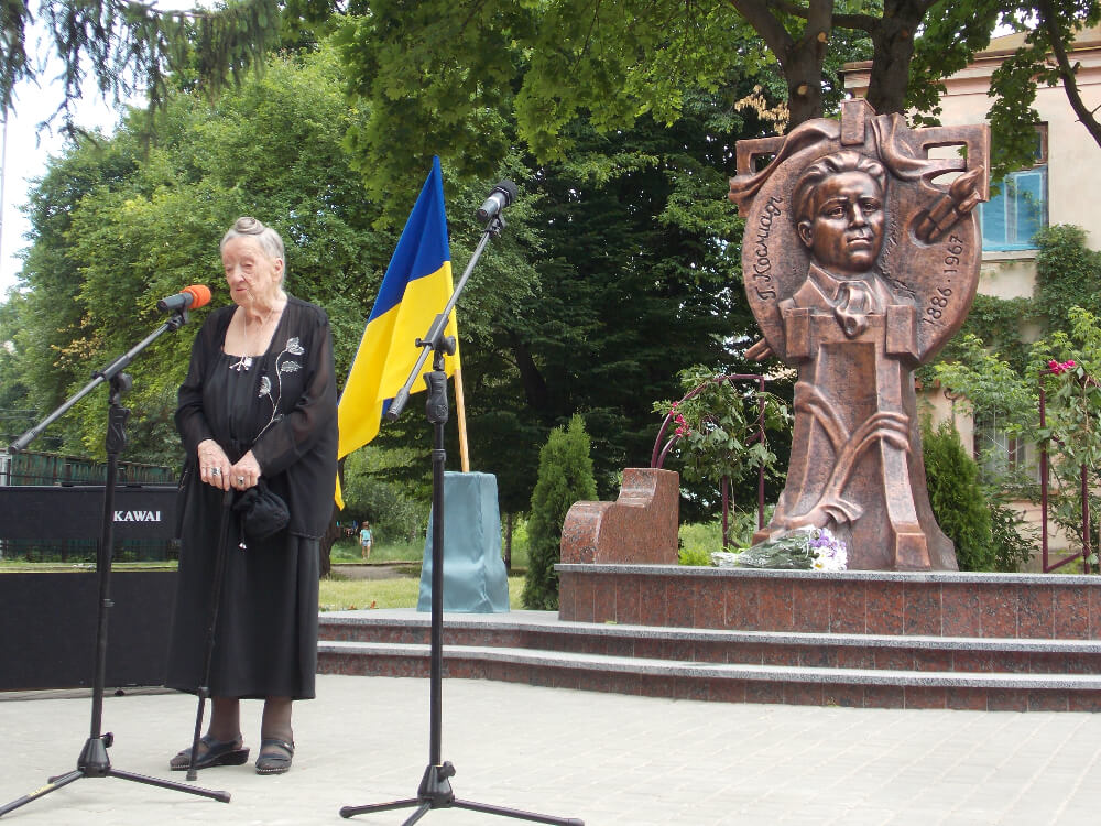 Надія Косміаді біля пам’ятника своєму батькові Георгієві Косміаді в Рівному