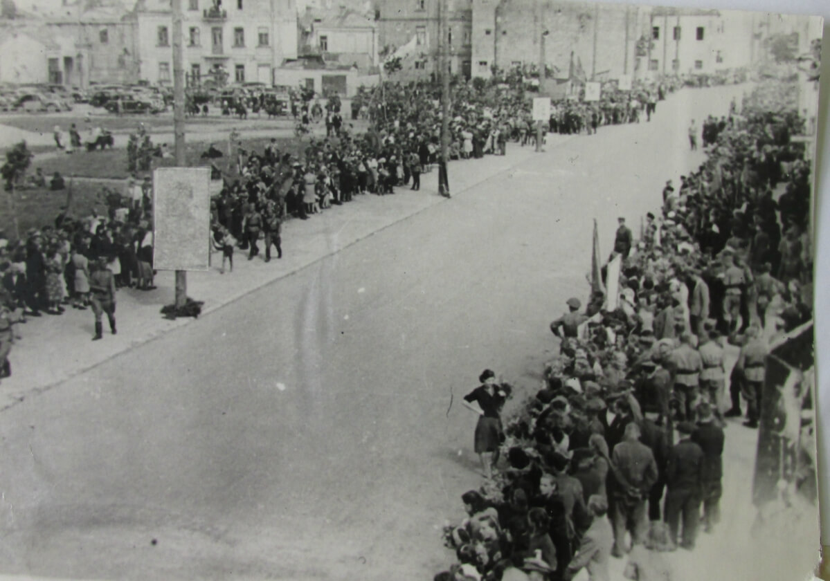 Майбутня Театральна площа, в очікуванні маршу військових 9 травня 1945 року
