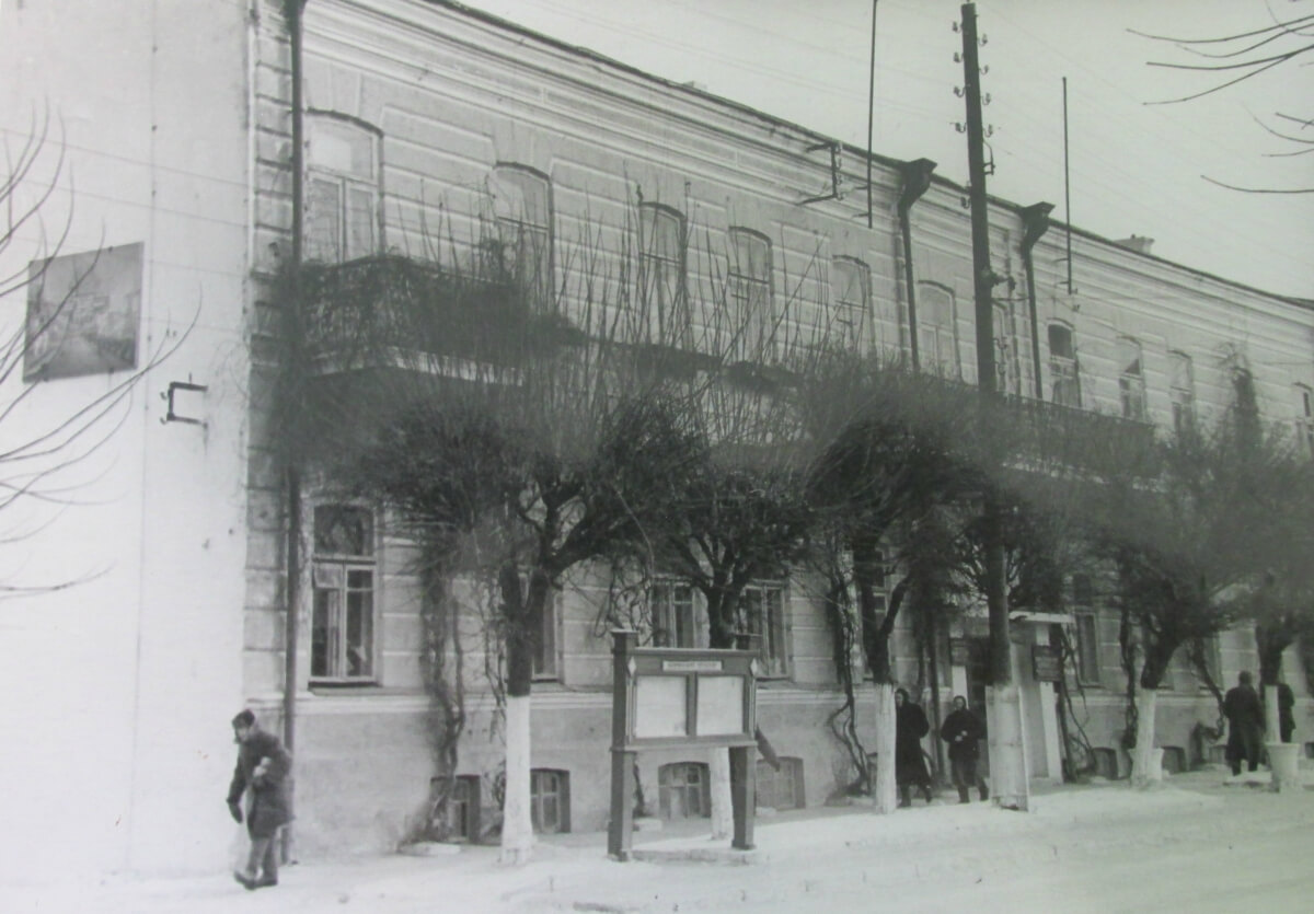 Тут засідала міська рада і виконком (будинок був трохи вище нинішнього ЦУМу по сучасній Соборній, не зберігся до наших днів)