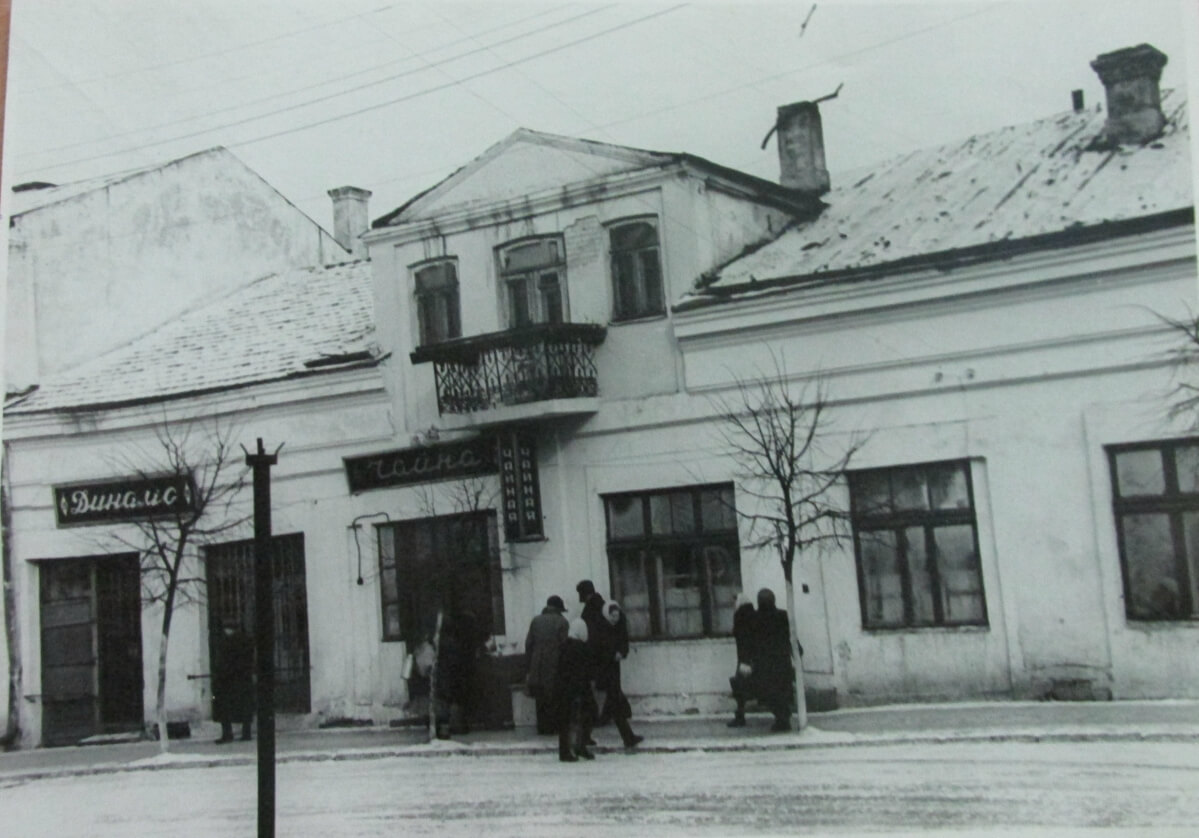 Цікаве сусідство: магазин спорттоварів “Динамо” і “Чайна”