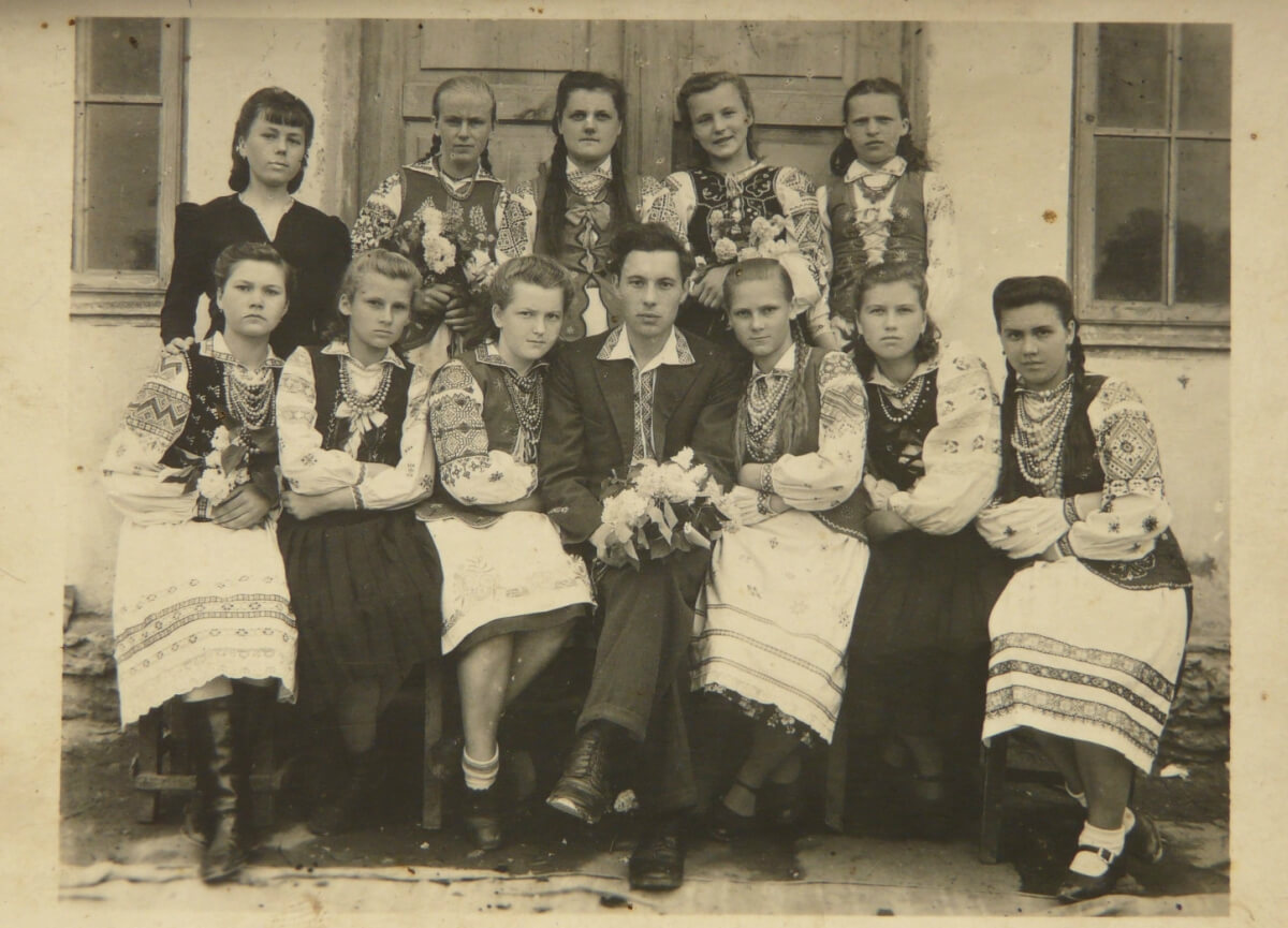 Випускники 1948 року однієї з сільських шкіл на Рівненщині у вишиванках. У Рівному в ті часи на таке навряд чи наважилися б