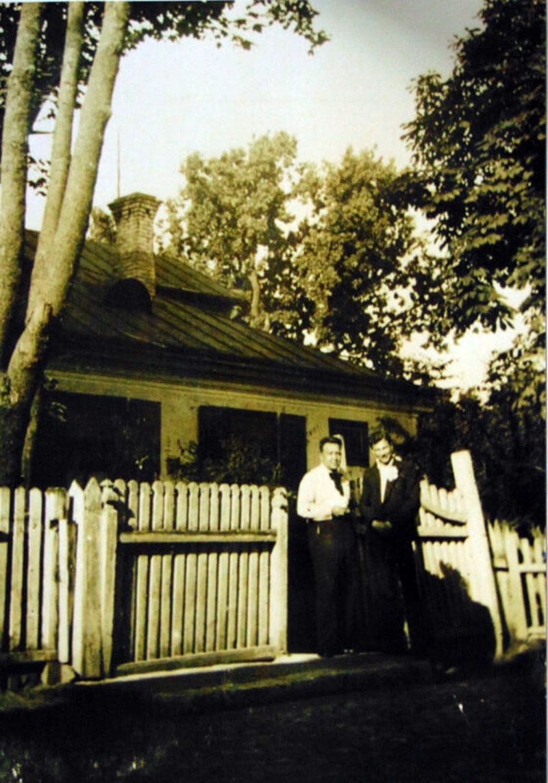 Георгій Косміаді з улюбленим учнем Андроніком Симончуком (праворуч) біля будинку на Кручі, 3. Рівне, 1930-і роки