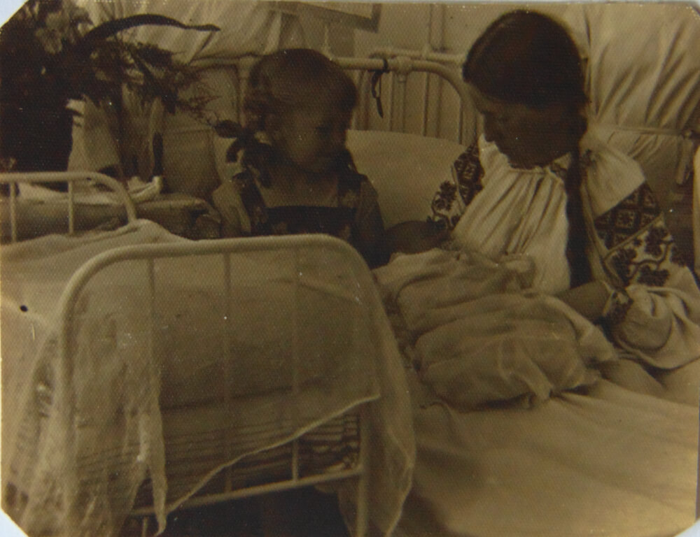 Бригітта з немовлям і донькою Надею. Рівне, пологовий будинок, 1932 рік