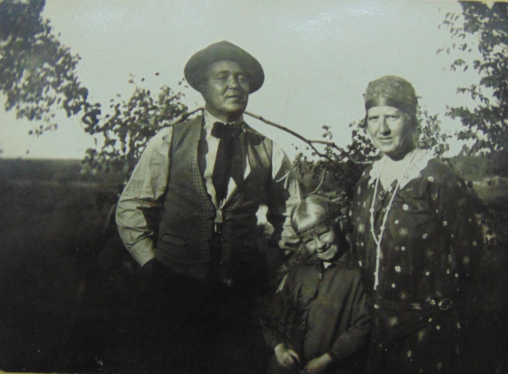 Надя з батьками, 1929 рік