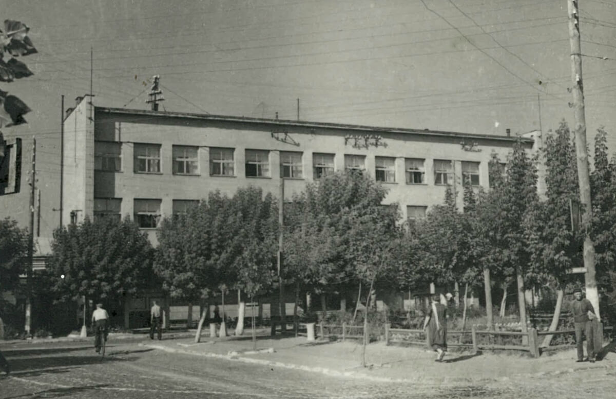 Сквер на розі Сталіна-17 Вересня (сучасних Соборної-Чорновола)