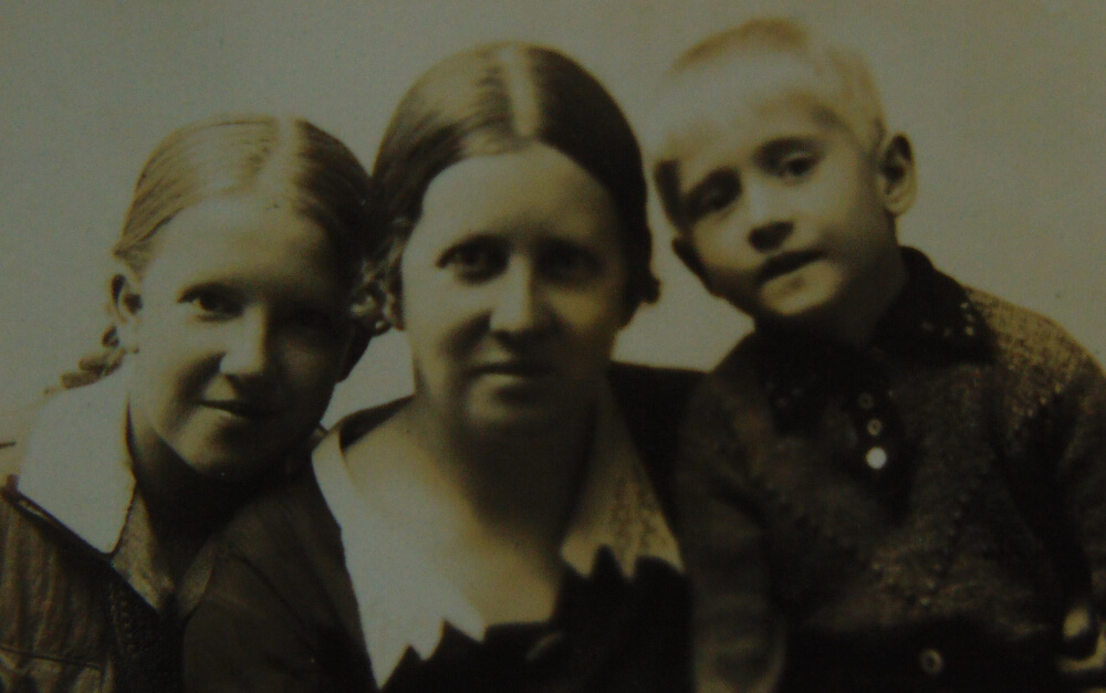 Надія і Володя Косміаді з мамою. 1940 рік