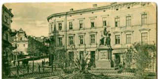 На задньому плані зліва від пам'ятника А. Фредро розташовувався будинок №1 на вул. Коральницькій (суч. вул. Волошина). Будинок знищено бомбою під час ІІ світової війни. Фото:1902-1903 рр. Колекція: І. Котлобулатов