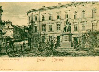 На задньому плані зліва від пам'ятника А. Фредро розташовувався будинок №1 на вул. Коральницькій (суч. вул. Волошина). Будинок знищено бомбою під час ІІ світової війни. Фото:1902-1903 рр. Колекція: І. Котлобулатов