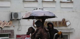 Фонтан “Закохана пара під дощем” у Дрогобичі