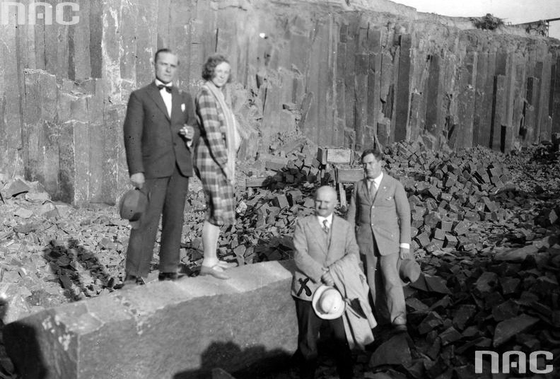 Леонард Шутковскі (стоїть внизу ліворуч) – директор каменоломень з колегами 