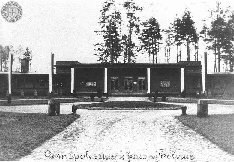 к званий блок, довкола якого зосереджувалося все громадське життя містечка