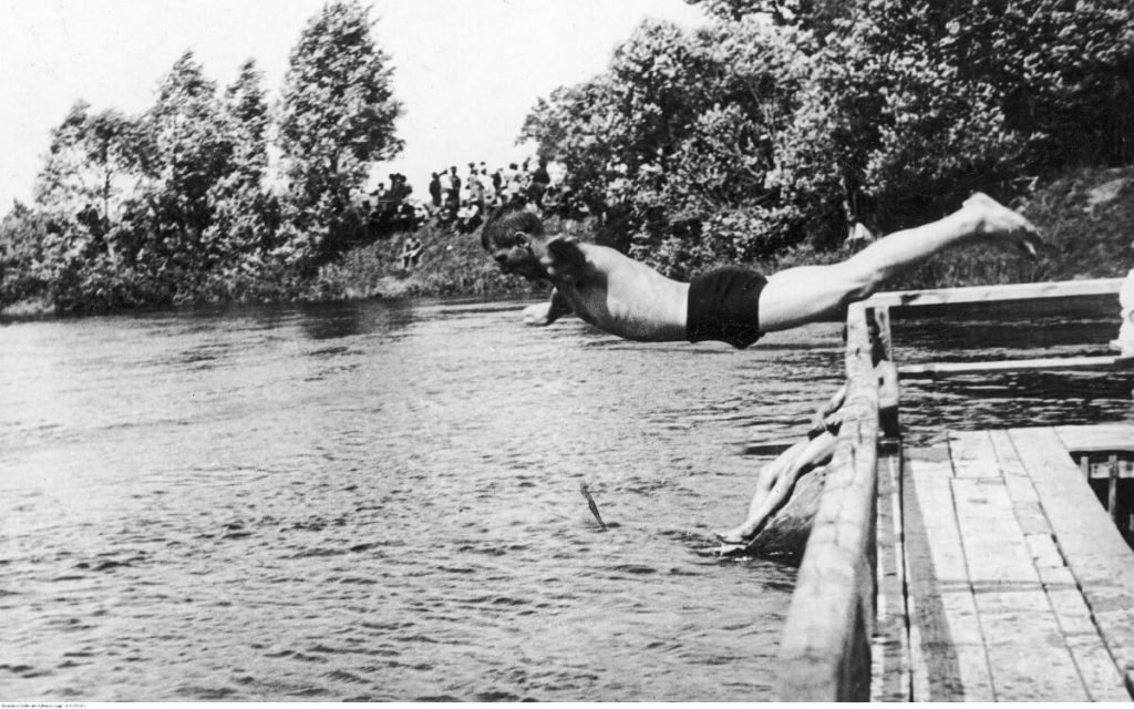 Змагання з плавання на річці Горинь. Глядачі спостерігають з берега 