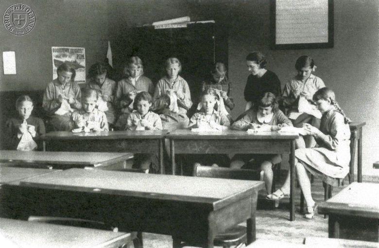 Урок ручної праці для дівчаток у школі 