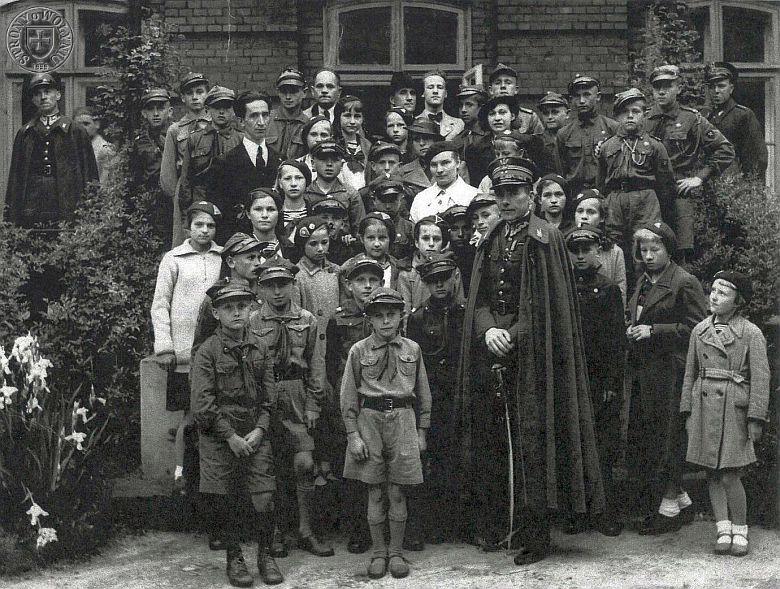 Учні і польські вояки перед офіцерським клубом в Яновій Долині 