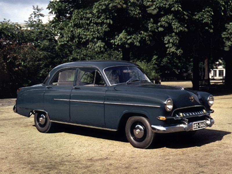 Так виглядав синій "Opel' Kapitan", який випускався у 1953-1955 рр., подарований діаспорою для С.Бандери. Автомобіль, офіційно зареєстрований за номером PKW АВ 63-3821, регулярно використовувався, зокрема і для подорожей в Альпи