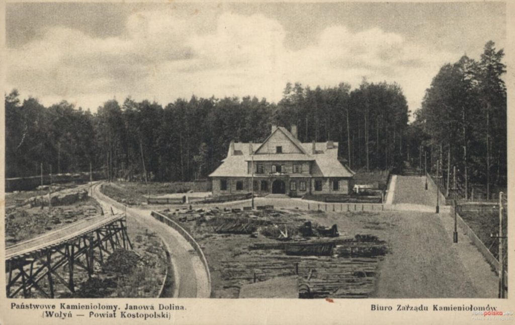 Новозбудоване селище. Будівля Дирекції каменоломень