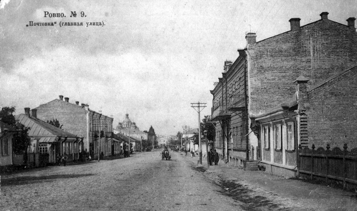 Соборна в районі сучасного Екомаркету. Десь тут було приміщення Благородного собранія. Можливо це двоповерховий будинок праворуч?