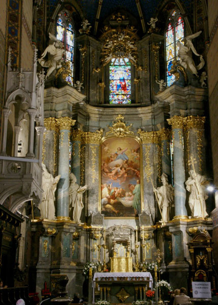 Головний вівтар латинської катедри. Фото з http://www.ukrartstory.com.ua/tekst-statti-24/interiors-of-baroque-churches-of-western-ukraine-xiii-ct.html
