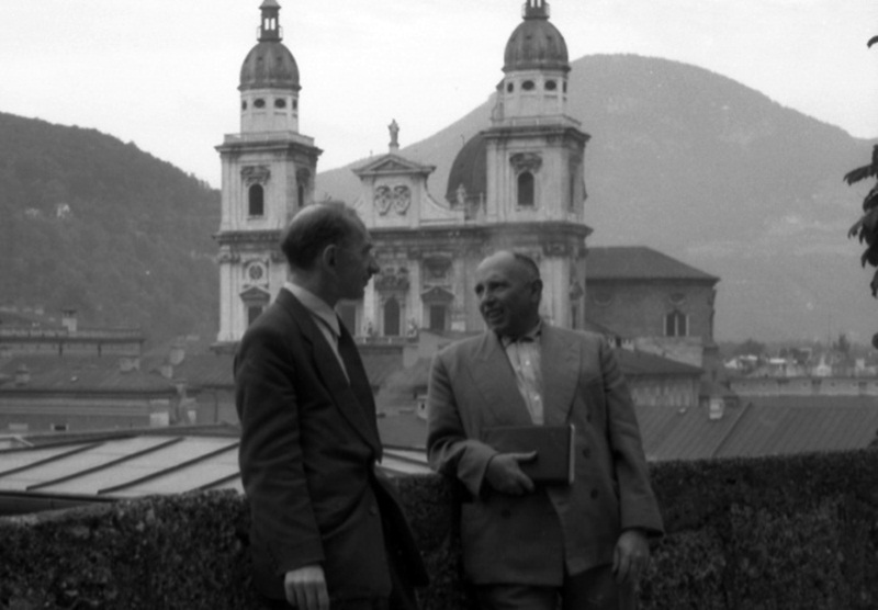 Степан Бандера і його наступник на чолі ЗЧ ОУН – Степан Ленкавський, автор "Декалогу українського націоналіста". Зальцбург (Австрія), 1950-ті роки