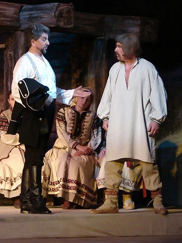 Сцена з опери Юлія Мейтуса «Украдене щастя» на сцені Львівської опери. Ігор Кушплер – Михайло Гурман, Володимир Ігнатенко – Михайло Задорожний