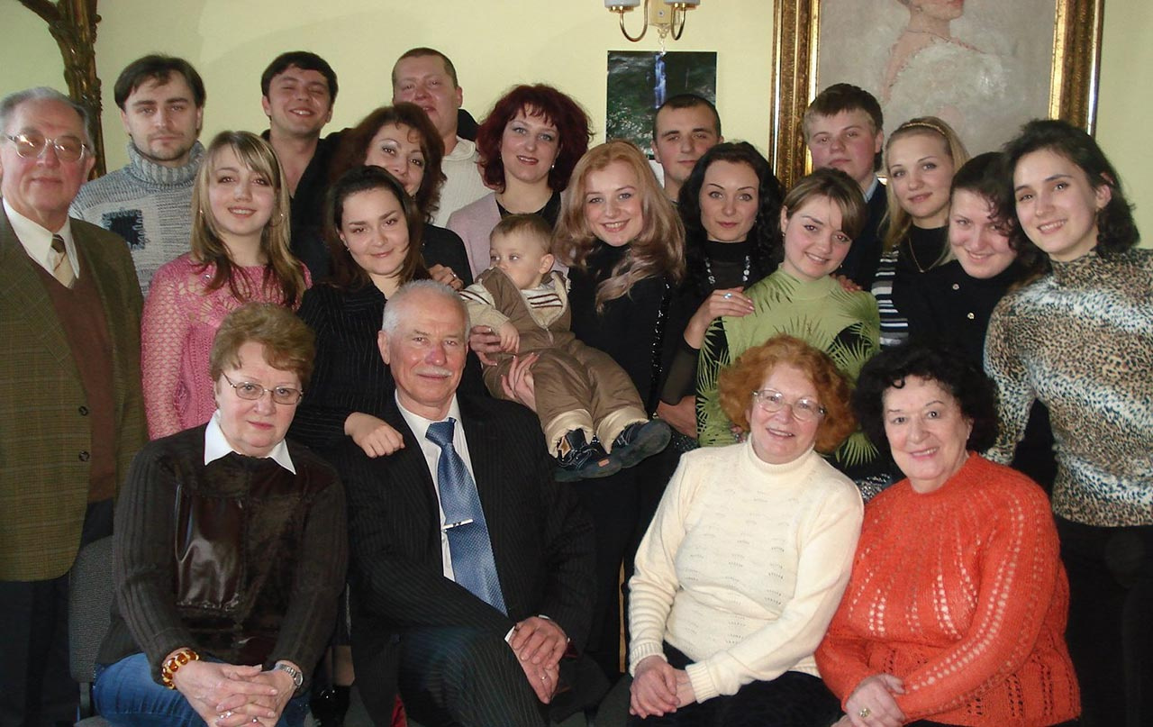 Володимир Ігнатенко з викладачами з кафедри академічного співу Львівської національної музичної академії ім. М.Лисенка Л. Божко, М. Логойдою, В. Чайкою, О. Цигиликом та студентами серед яких В. Кудовба, А. Блик-Корнутяк, Л. Качала, П. Радейко, А. Ковбасюк. Н. Тацишин, М. Корнутяк, І. Комаревич, І.Плекан, Я. Рак, Н. Юречко-Данилко, Т. Оленич,, Н. Ярмола та ін.