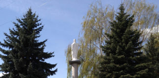 Скульпутра Матері Божої у Рівному