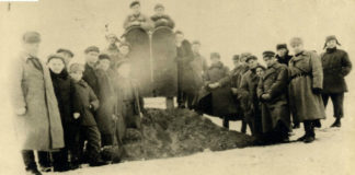 Перший пам’ятник встановлений на місці розстрілу в 1944 році.