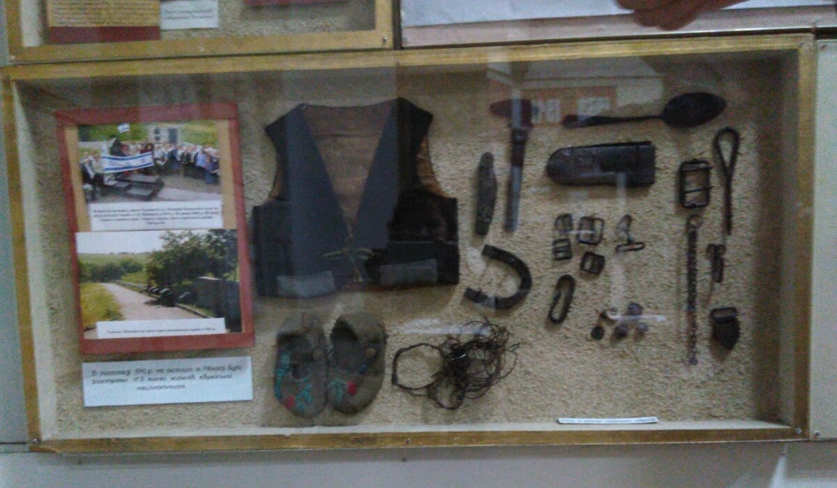 Речі, знайдені на місці розстрілу євреїв. З експозиції РОКМ