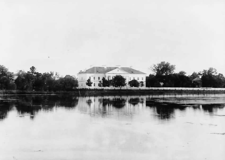 Гімназія, 1890 р. Праворуч серед дерев проглядається каплиця Св. Станіслава