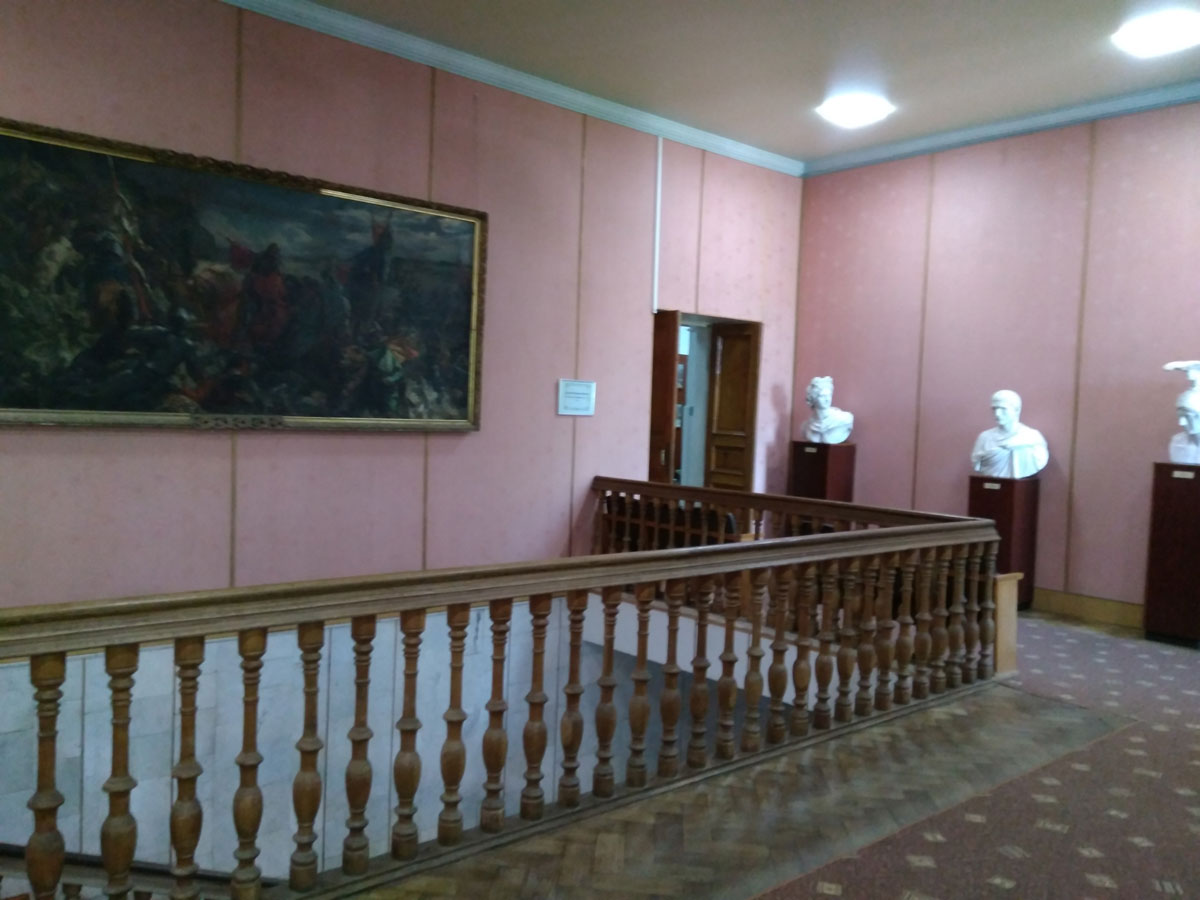 Старовинні сходи і стіни, під якими радянський розпис