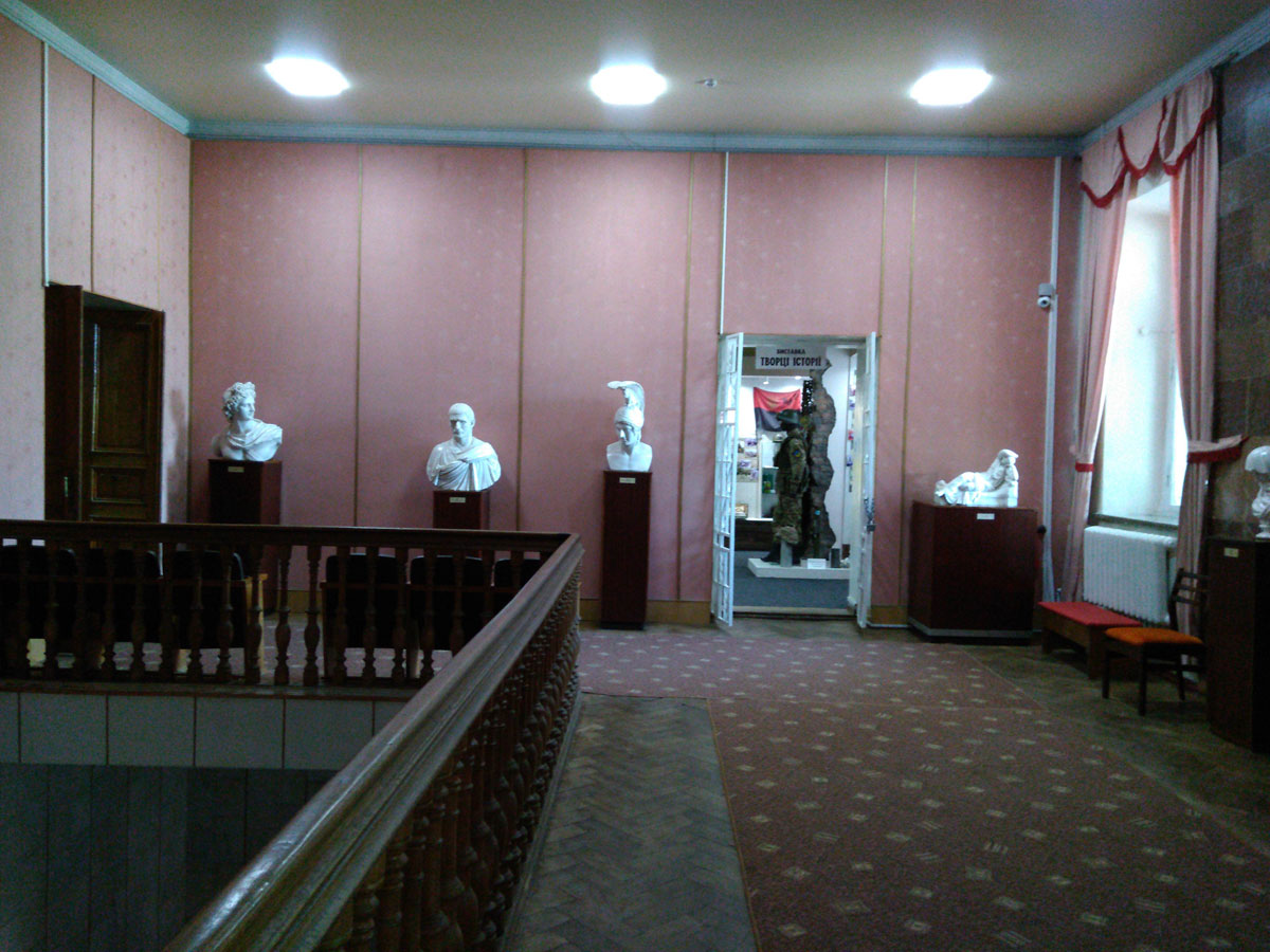 Тут був вхід до актової зали гімназії